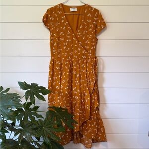 Old Navy Floral Wrap Dress in Orange White Floral Size M